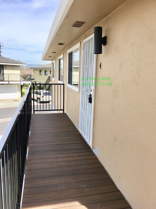Building Photo - $2,395 - 2 Beds/1 Bath Upstairs Condo Near...