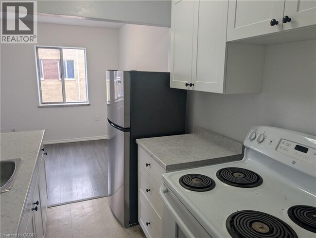 Building Photo - 799 Robinson St