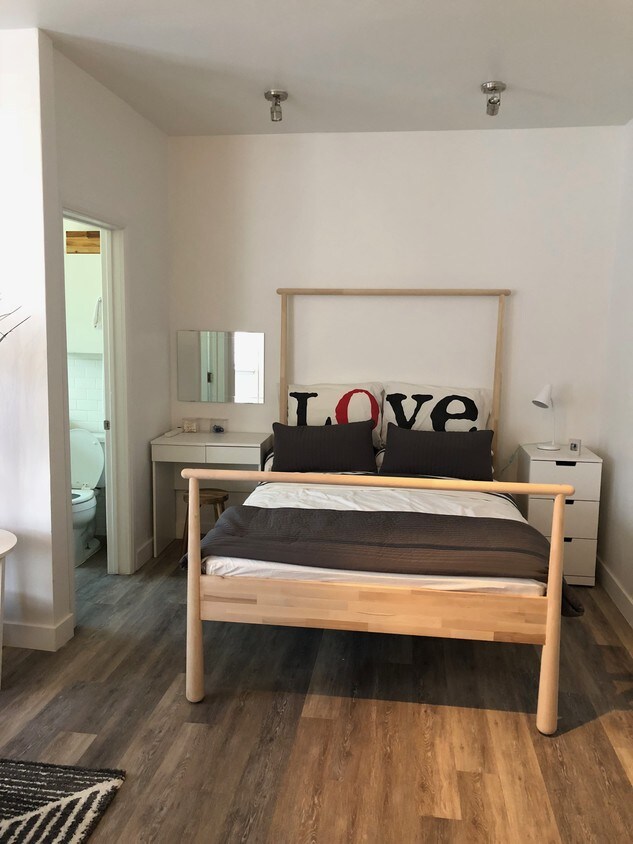 Foto principal - 120 S Elm Dr