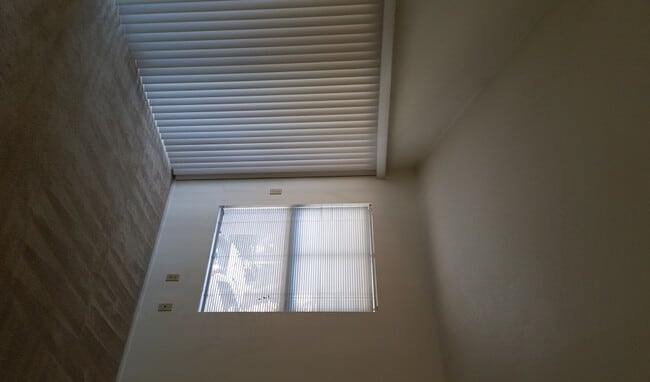 Building Photo - Great 2 Bedroom 2 Bathroom Upper Condo in ...