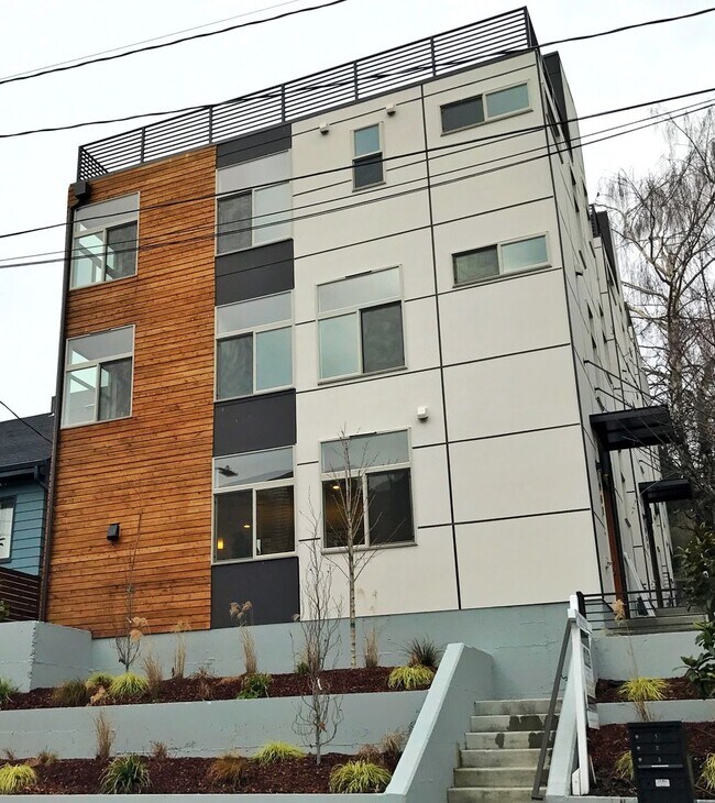Foto del edificio - Stylish 3BR Townhome Near Judkins Park | Huge Rooftop Deck & Parking!