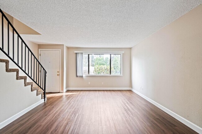 Foto del edificio - $500 off 1st month! Clean, welcoming 2-bdrm/1.5 bath unit in Milwaukie. Private patio, quiet loca...