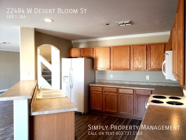 Building Photo - 4 Bedroom 3 Bathroom home with HUGE Backyard!