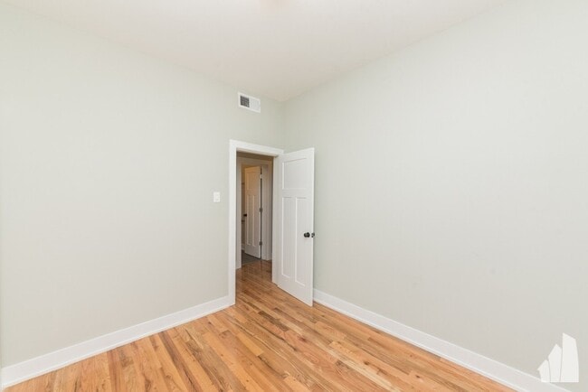 Foto del edificio - 647 W Oakdale Ave