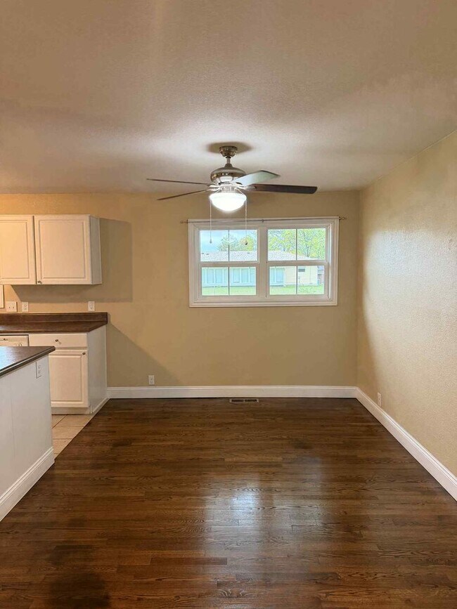 Foto del edificio - BEAUTIFUL 3 BEDROOM / 2 BATHROOM HOME IN J...