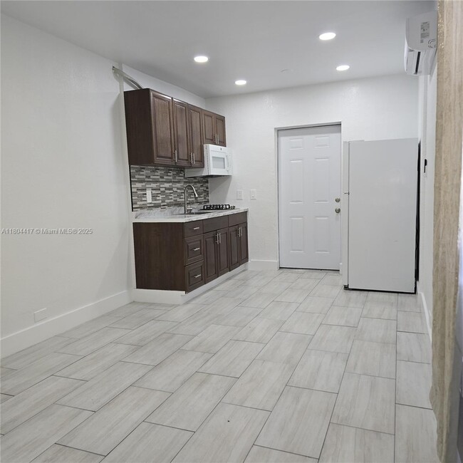 Foto del edificio - 1230 NW 70th St