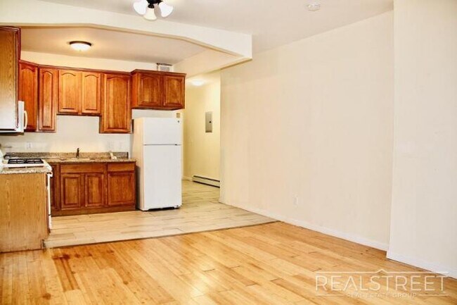 Foto del edificio - 3 bedroom in Brooklyn NY 11203