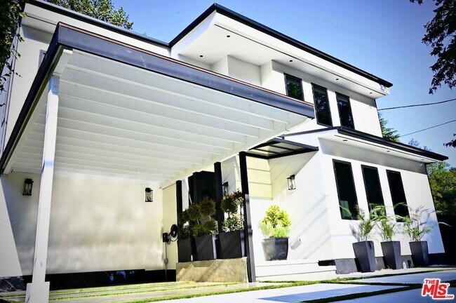 Foto del edificio - 1734 N Beverly Glen Blvd