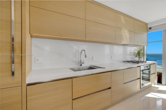 Foto del edificio - 3739 Collins Ave