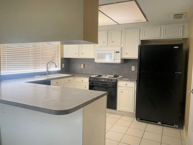 Building Photo - 3 BEDROOM, 2 1/2 BATHROOM CONDO IN GATED W...
