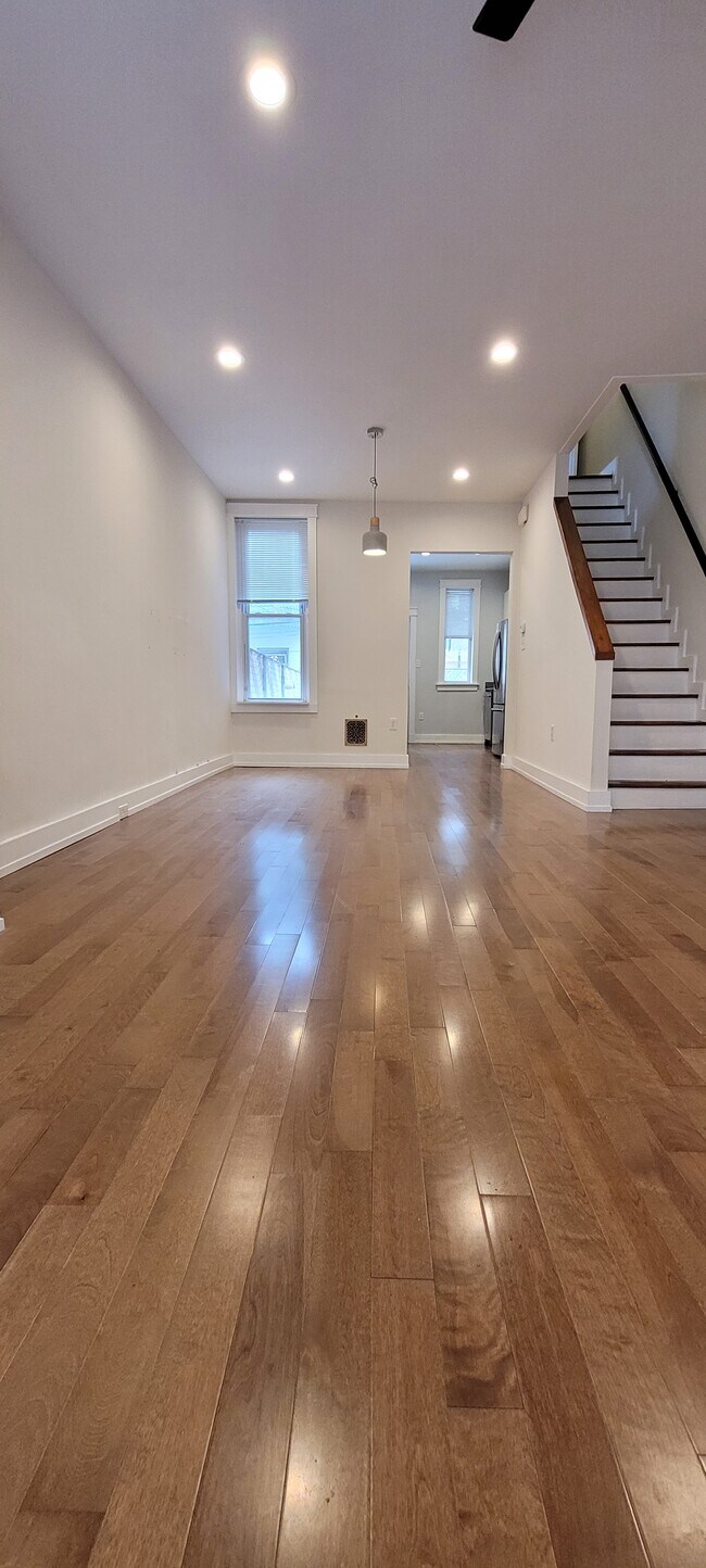 Building Photo - 838 Mercer St