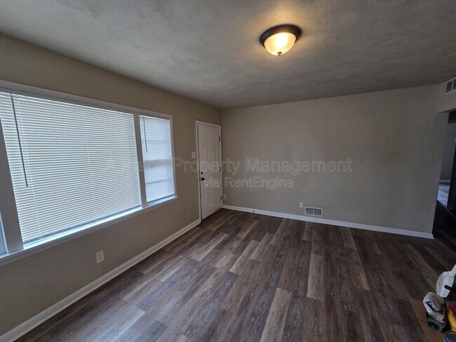 Foto del edificio - 9215 Outerbelt Ct