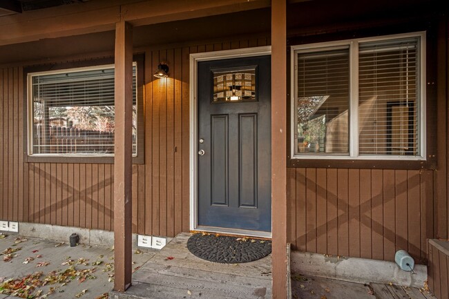 Building Photo - Fully Remodeled 3BR/1BA in the Heart of Bend