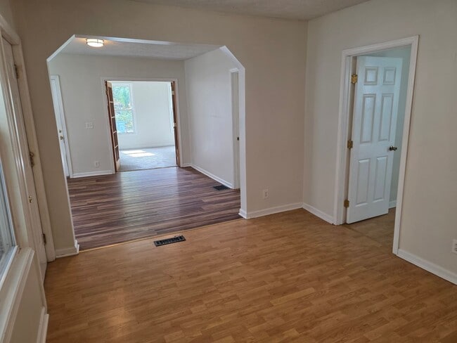 Building Photo - South Wedge Large 2 Bedroom Half House 1st...