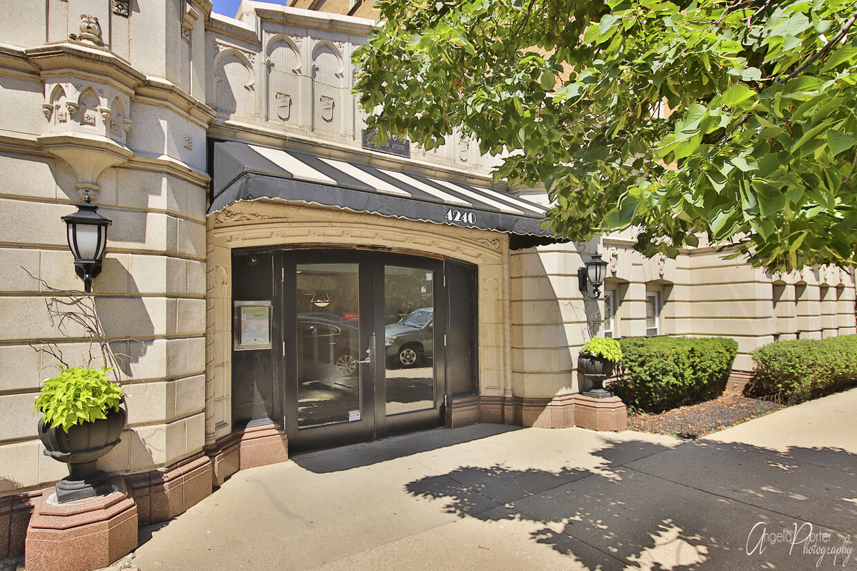 Primary Photo - 4240 N Clarendon Ave
