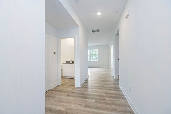 Foto del edificio - Brand New 5 Bedroom 3 Full Bath in Booming Westfield!
