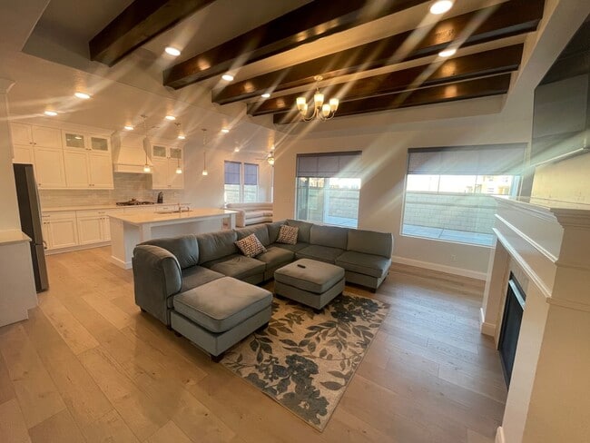 Building Photo - Home in Desert Color!