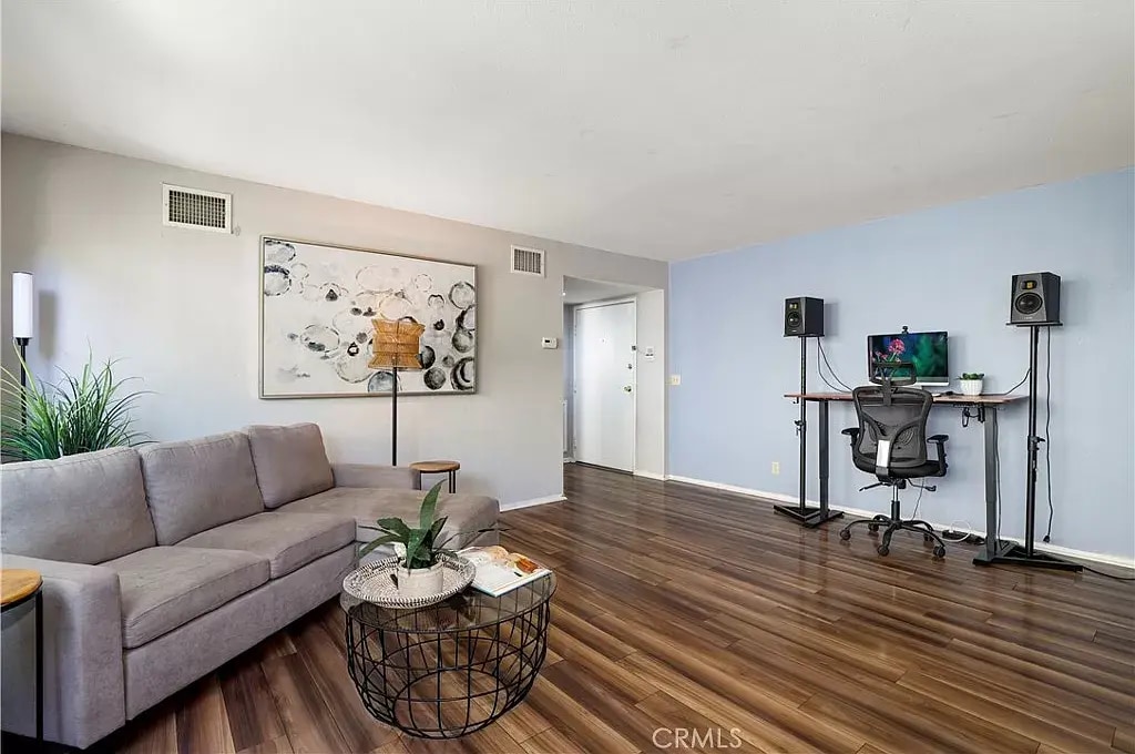7305 Milwood Ave Unit 4, Canoga Park, CA 91303 Condo for Rent in Canoga Park, CA
