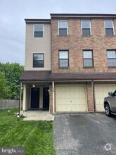 Building Photo - 115 Chaucer Rd