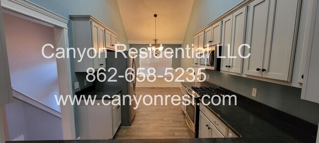 Foto del edificio - Nice Sized 4 Bed 3 Bath home in great location!