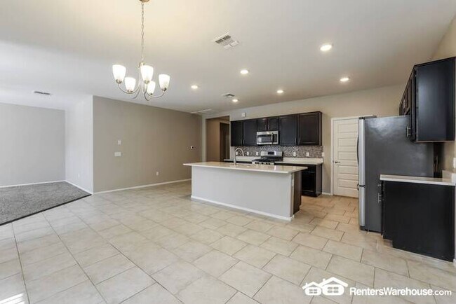 Building Photo - Spacious updated 4 Bed, 2 Bath home in Tucson