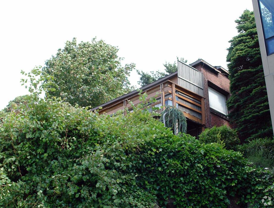Building Photo - 626,-630 W Mercer Pl