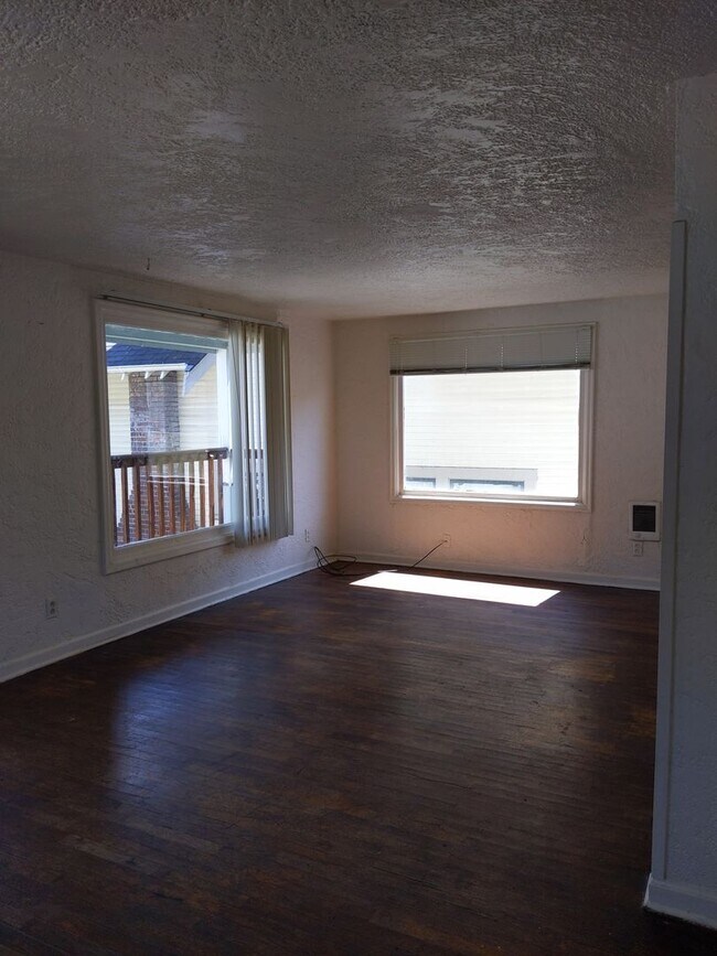 Foto del edificio - 1566 1/2 Mill St.