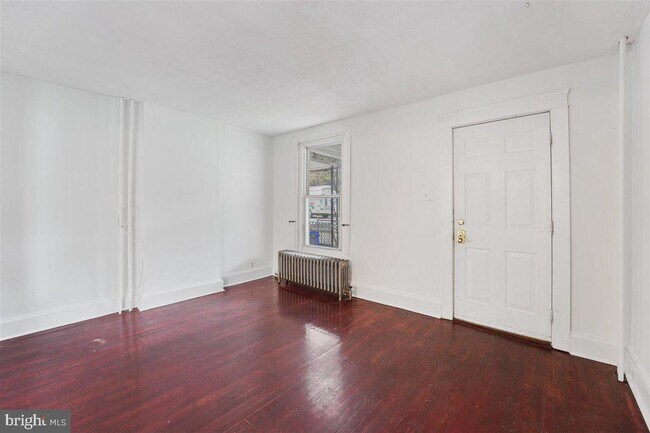 Building Photo - 528 E Elm St