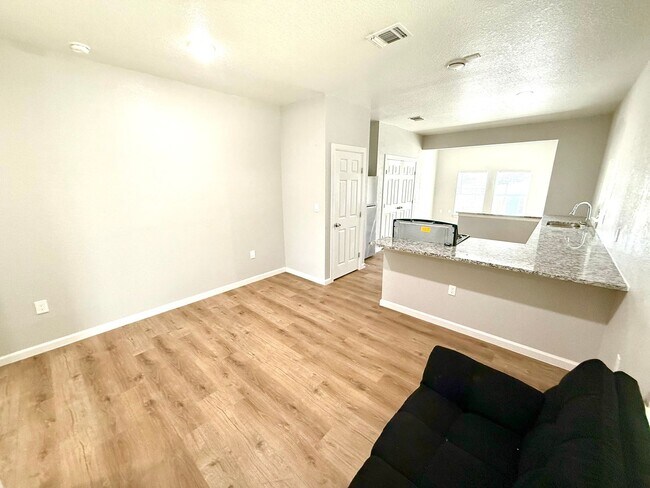 Foto del edificio - 2422 W Commerce St