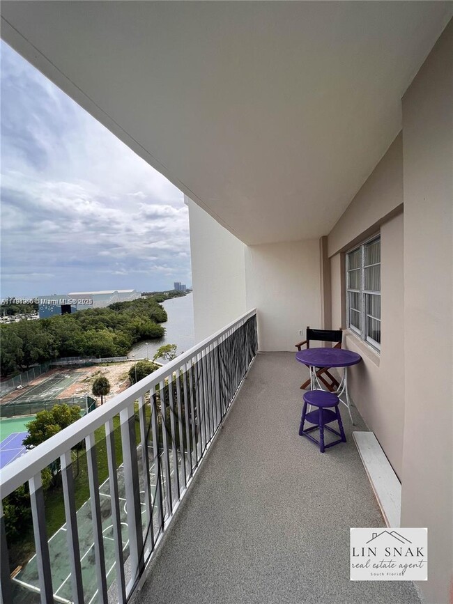 Foto del edificio - 300 Bayview Dr