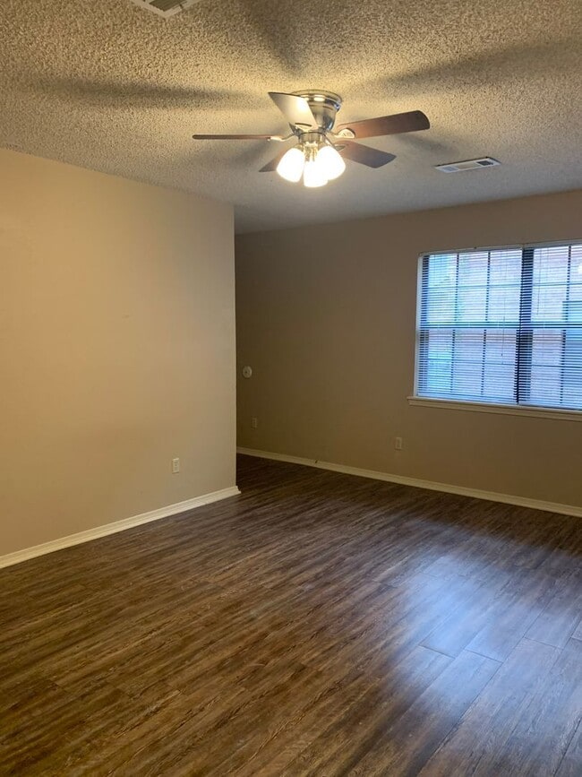 Building Photo - 507 Valley Dr