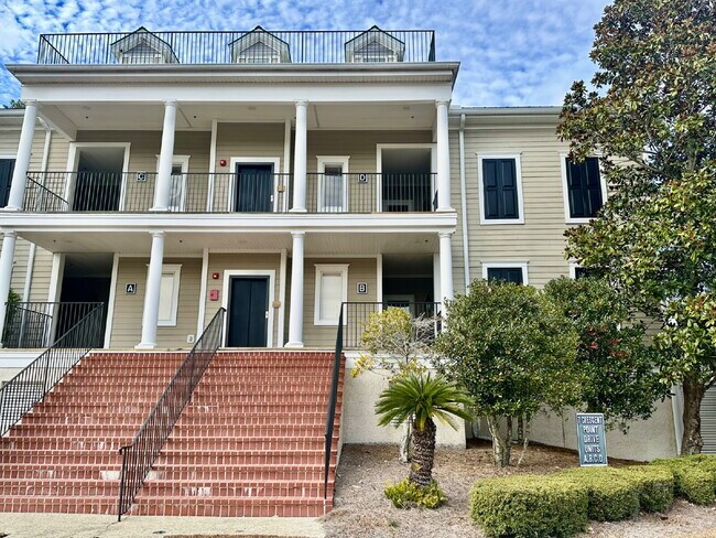 Foto del edificio - Spacious Two Bedroom Condo in the Crescent!