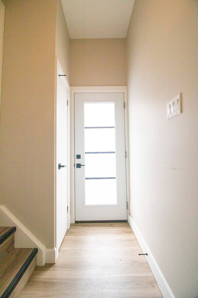 Building Photo - Cozy Lower Unit * White Oaks Pond Mills * Available Nov 15 *$1395 +