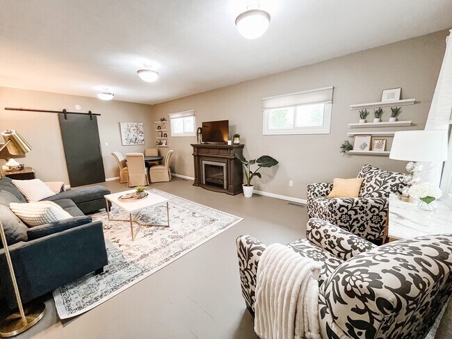 Bright and comfortable. - 2802 Linden Ave