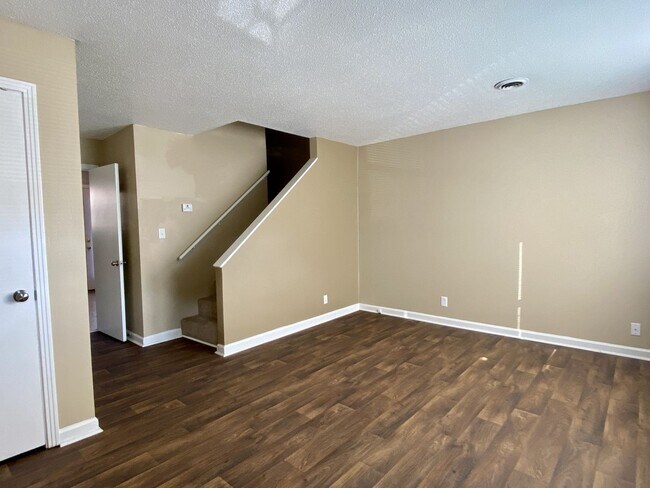 Foto del edificio - Walk to APSU!! 2 Bed/1.5 Bath! No carpet o...