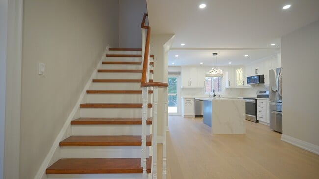 Building Photo - 245 Ravenscroft Rd