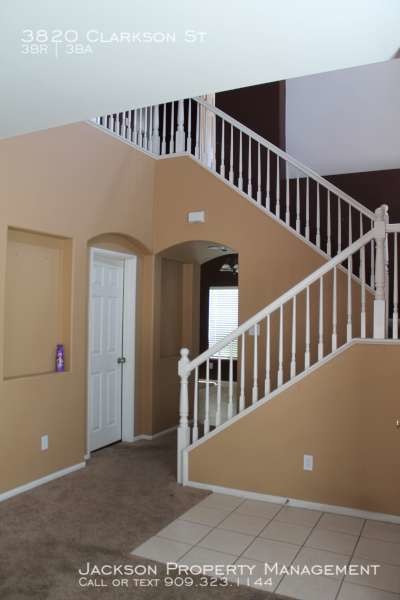 Building Photo - Prime Location, Gated Community