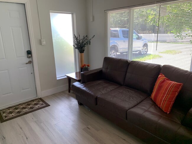 Photo - 35 SW 8th St (Hallandale Beach, FL) Apartments