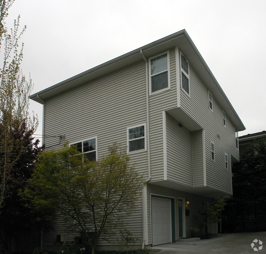 Building Photo - 9257 Interlake Ave