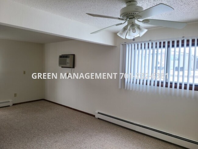 Building Photo - 1 Bedroom in 4 plex with garage and heat paid