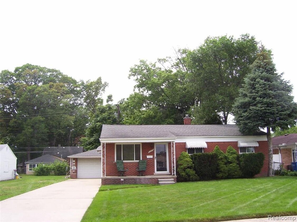 Primary Photo - Welcome to this beautiful 3 bedroom, 2 bat...