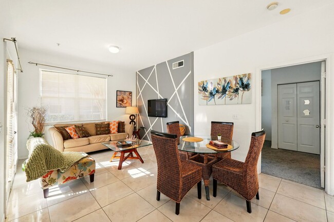 Foto del edificio - Charming and Spacious 4-Bedroom, 3-Bathroom Fully Furnished Townhome  in the Sought-After Venetia...