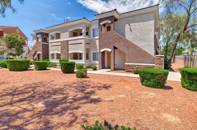 Foto del edificio - MOVE-IN READY 3-BEDROOM LOWER-LEVEL CONDO IN FANTASTIC GATED COMMUNITY!