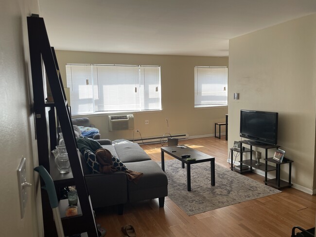 Bright & specious living room - 5920 N Kenmore Ave