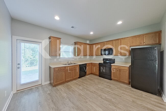 Building Photo - 655 White Oak Cir