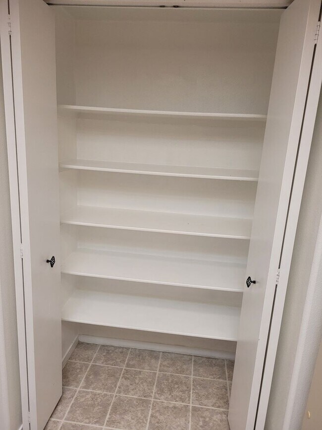 Building Photo - Upstairs 2bed condo Spring Mountain and Ft...