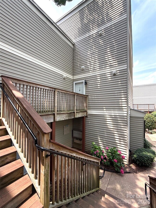 Foto del edificio - 1605 Merry Oaks Rd