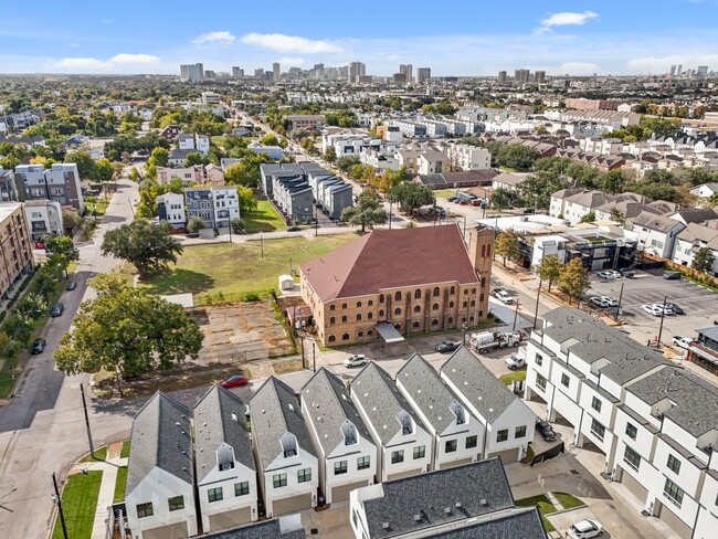 Foto del edificio - 2409 Webster St