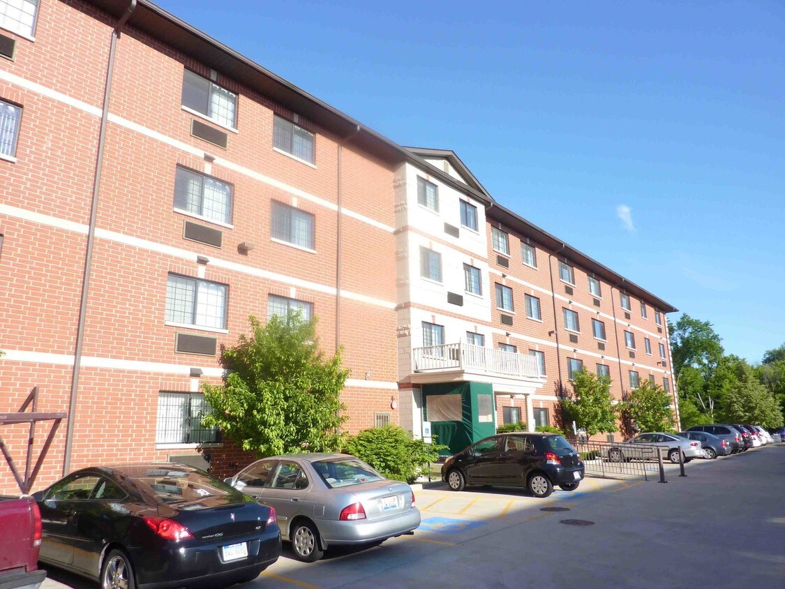 3370 W Brooke Ave, Waukegan, IL 60087 Condo for Rent in Waukegan, IL