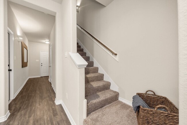 Building Photo - Gorgeous 3 Bed, 3.5 Bath Townhome in South...